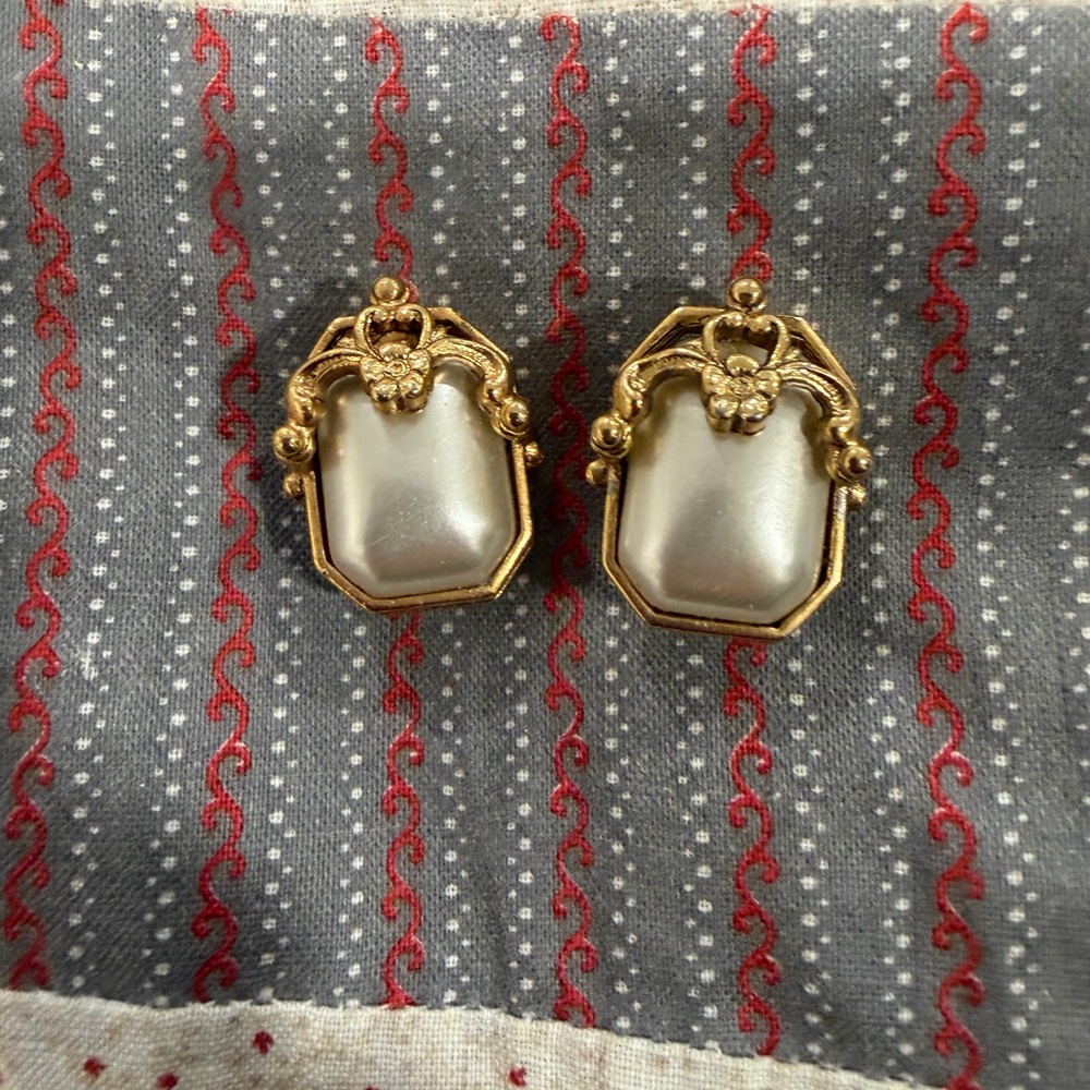Vintage Gold-Tone Pearl Octagon Earrings - Classic Feminine Style - Picture 2 of 5